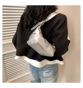 Silberne Metallic-Umhängetasche mit verstellbarem Riemen, von Model im Studio getragen