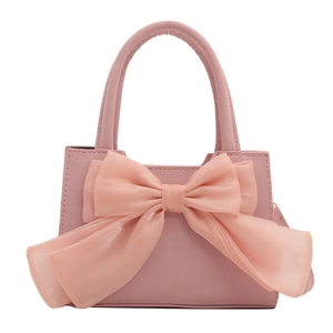 Sac à main rose avec un grand nœud en organza pour un look estival élégant