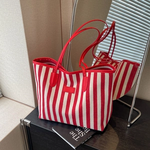 Sac fourre-tout minimaliste en toile rayée rouge et blanc avec anses en cuir rouge