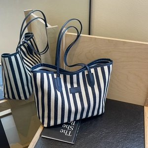 Sac cabas en toile rayée bleu et blanc avec anses en cuir en reflet de miroir
