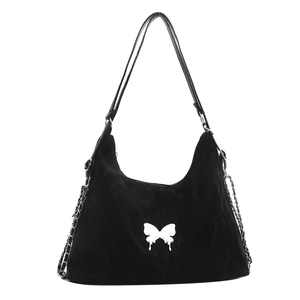 Sac hobo noir souple avec fermoir papillon blanc et détail de chaîne élégant