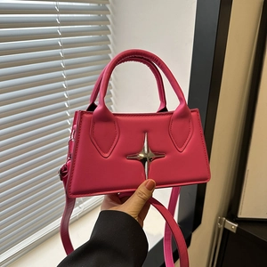 Piccola borsa in pelle magenta con stella d'argento e tracolla regolabile donna