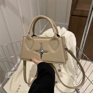 Elegante borsa squadrata beige con stella d'argento e tracolla regolabile