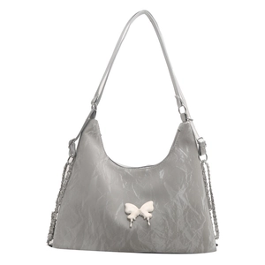 Sac hobo argenté en cuir plissé avec breloque papillon et détails de chaîne chic