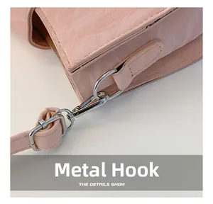Detailansicht der rosa Schleifentasche mit silbernen Metallhaken und verstellbarer Schnalle
