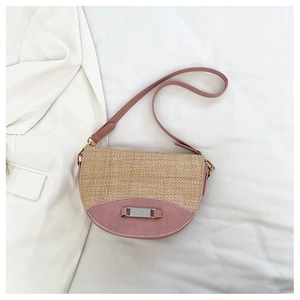 Detail der Crossbody-Tasche aus rosa Leder und Stroh mit Metallschnalle und Schultergurt