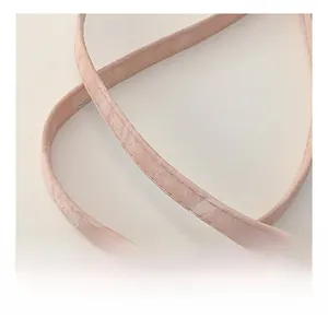 Nahaufnahme des rosa geprägten Leder-Schultergurts mit sauberen Nähten an der Handtasche