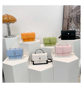 Collection de sacs bandoulière bicolores stylés avec fermoir métallique et poignées