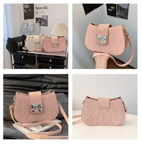 Detailansicht vierfarbiger Mini-Handtaschen mit silberner Metallecke und Faltenstruktur