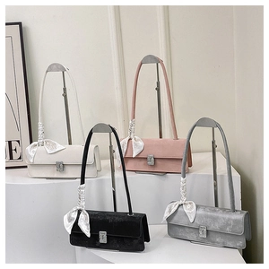 Sacs à bandoulière rectangulaires en quatre couleurs avec foulards et boucles diamant
