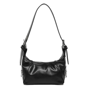 Schwarze sichelförmige Schultertasche mit breitem Gurt und silbernen Metallelementen