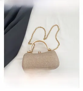 Dettaglio borsa da sera con paillette oro champagne e fibbia con strass luminosi