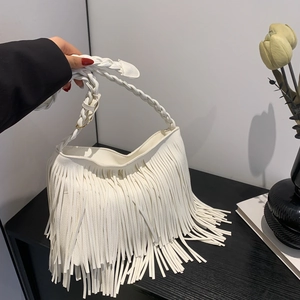 Sac à bandoulière blanc bohème avec bandoulière tressée et détails à franges en cuir PU