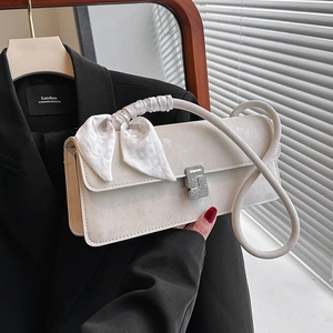 Sac baguette beige chic avec poignée en foulard de soie et fermoir argenté
