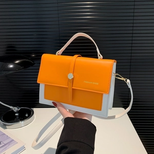 Sac à main tendance bicolore orange et blanc avec boucle dorée et bandoulière chic