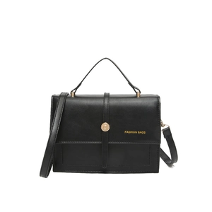 Sac à main noir tendance pour femme avec fermoir doré et bandoulière réglable élégante