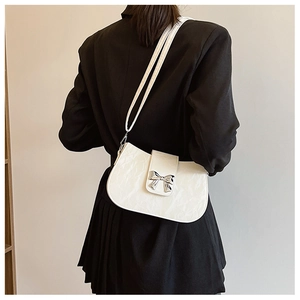 Elegante weiße Schultertasche aus Plisseeleder mit silberner Schleife für Damen