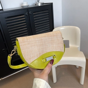 Kontrastreiche Stroh-Satteltasche in Limonengrün mit Silberverschluss und Kette