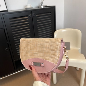 Schicke halbrunde Stroh-Patchwork-Umhängetasche mit rosa Leder und Kettenriemen