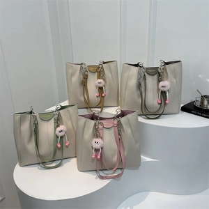 Borsa Tote Da Donna Grande Capacità Pelle PU Colore A Contrasto Cuciture Tracolla A Catena Ciondolo In Peluche