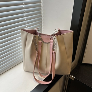 Borsa tote bicolore panna e rosa con eleganti manici a catena per il pendolarismo quotidiano