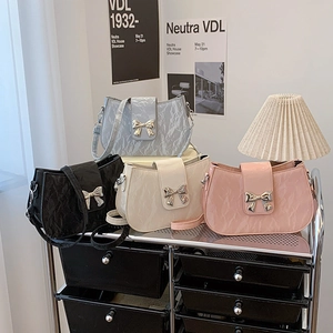 Damen Schultertasche PU Leder Faltenoptik Metall Schleife Deko Süße Trendy Unterarm Umhängetasche Für Damen