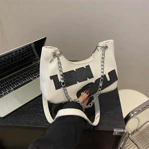 Sac hobo blanc avec lettres noires LINN ROLE et bandoulière en chaîne argentée