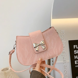 Rosa plissierte quadratische Handtasche mit silberner Schleife und Schultergurt