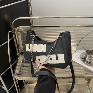 Sac hobo noir minimaliste avec écusson IJNN et détails de chaîne en métal argenté