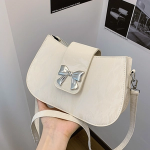 Modische cremefarbene quadratische Handtasche mit silberner Schleife und Lederriemen