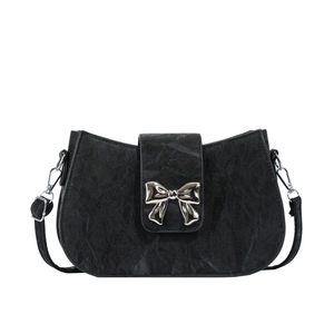 Minimalistische schwarze Leder-Unterarmtasche mit silberner Schleifen-Metallschnalle