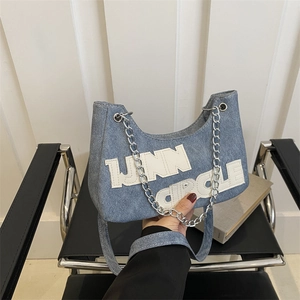 Sac sous le bras en denim bleu clair avec lettrage UNN CIRCLE blanc et chaîne argent