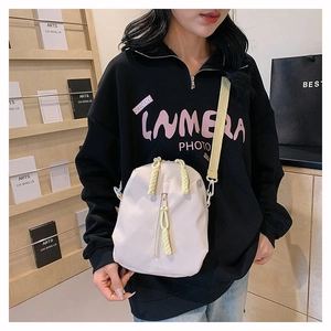 Détail du sac bandoulière en nylon avec tirette de fermeture éclair tissée jaune vif