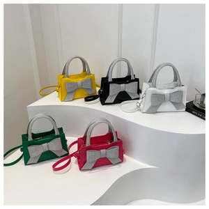 Collection de mini sacs à main multicolores avec des nœuds argentés pailletés et bandoulière