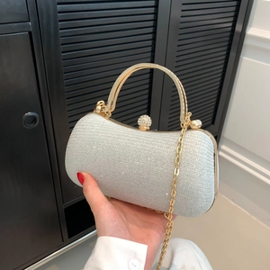Pochette de soirée argentée brillante avec anse dorée et fermoir strass pour femme élégante