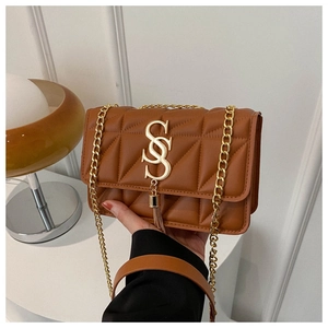 Dettaglio borsa trapuntata marrone con logo SS dorato e nappa metallica elegante