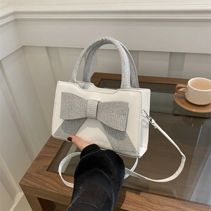 Sac bandoulière blanc élégant avec un grand nœud argenté scintillant et bandoulière