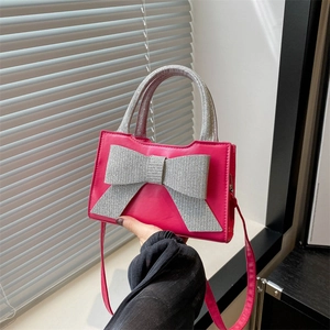 Sac à main rose vif en cuir avec nœud en strass étincelant et bandoulière fine