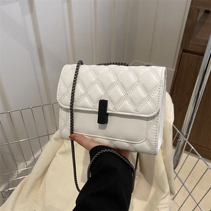 Petit sac bandoulière blanc matelassé avec chaîne en métal noir et fermoir rectangulaire