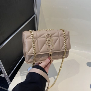Elegante borsa a tracolla trapuntata beige con logo S dorato e dettaglio catena