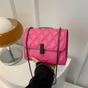 Petit sac bandoulière rose fuchsia matelassé avec chaîne et boucle noire élégante