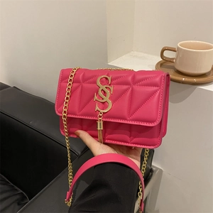 Borsa a tracolla trapuntata magenta chic con fibbia a S dorata e nappa decorativa