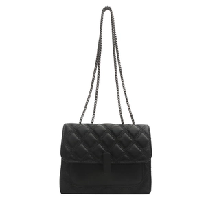 Sac à chaîne matelassé noir classique avec surpiqûres losanges et bandoulière en métal