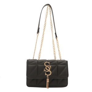 Borsa a tracolla trapuntata nera alla moda con catena dorata e nappa in metallo