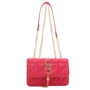 Sac bandoulière matelassé fuchsia avec logo doré et pompon sur fond blanc épuré