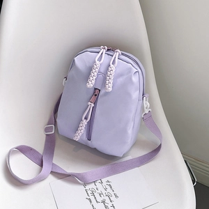 Sac de poitrine en nylon lilas clair avec tirettes en corde tressée et bandoulière réglable