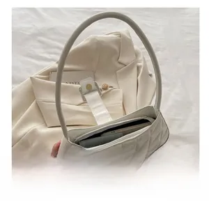 Capacité interne du sac à bandoulière matelassé crème montrant l'espace pour le mobile