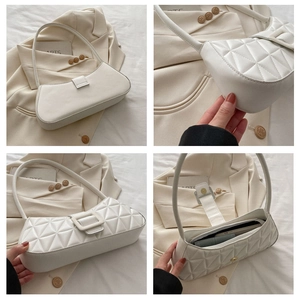 Vues détaillées du sac à bandoulière matelassé beige montrant l'intérieur et la texture