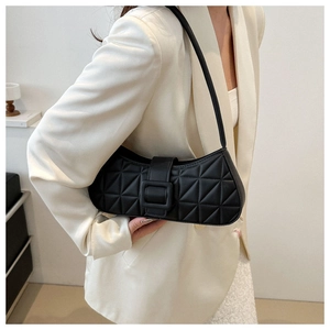 Détail du sac porté épaule matelassé noir avec grande boucle carrée et texture en cuir raffiné
