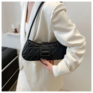 Détail du sac baguette noir matelassé avec boucle carrée et fine bandoulière